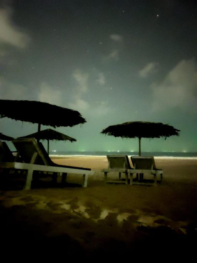 Happy Shack Beach And Wooden Huts โคลวา ภายนอก รูปภาพ