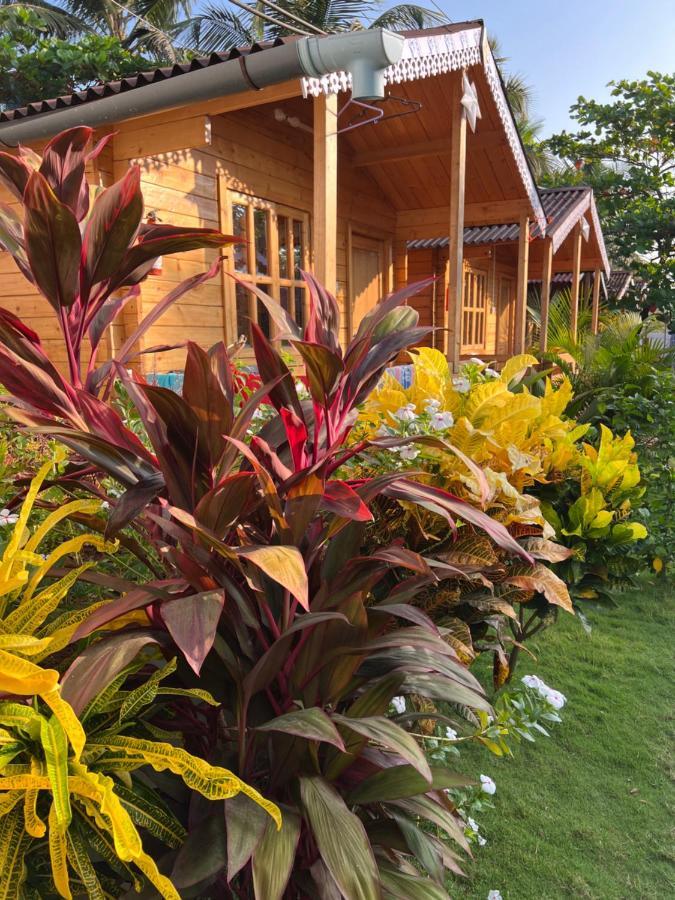 Happy Shack Beach And Wooden Huts โคลวา ภายนอก รูปภาพ