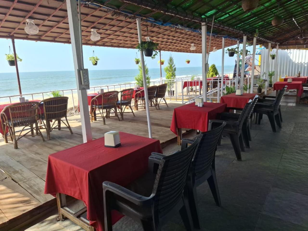 Happy Shack Beach And Wooden Huts โคลวา ภายนอก รูปภาพ