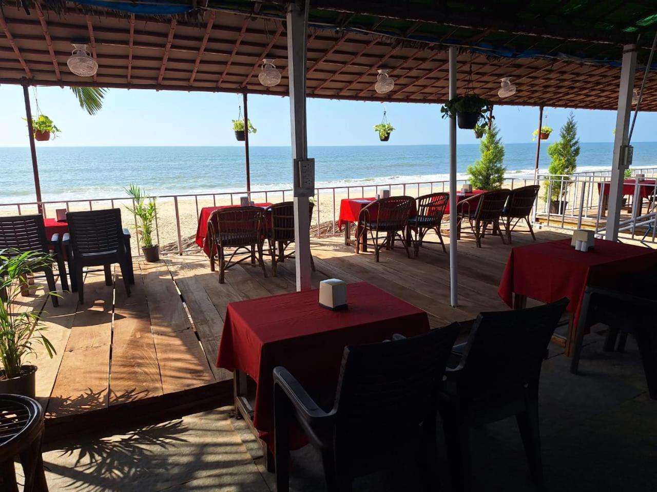 Happy Shack Beach And Wooden Huts โคลวา ภายนอก รูปภาพ